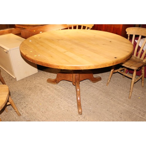 692 - Pine circular table with 5 chairs