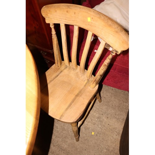 692 - Pine circular table with 5 chairs