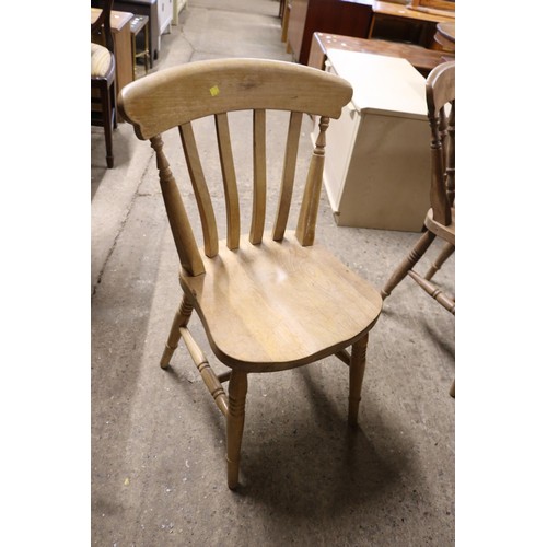 692 - Pine circular table with 5 chairs