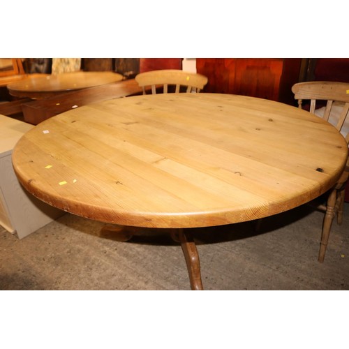 692 - Pine circular table with 5 chairs