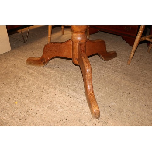 692 - Pine circular table with 5 chairs
