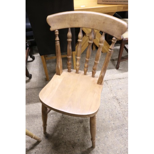 692 - Pine circular table with 5 chairs
