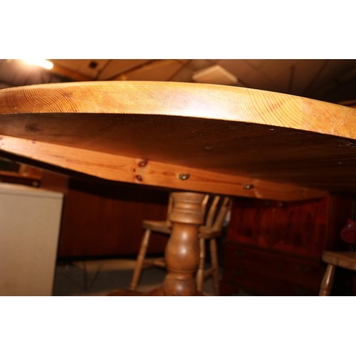 692 - Pine circular table with 5 chairs
