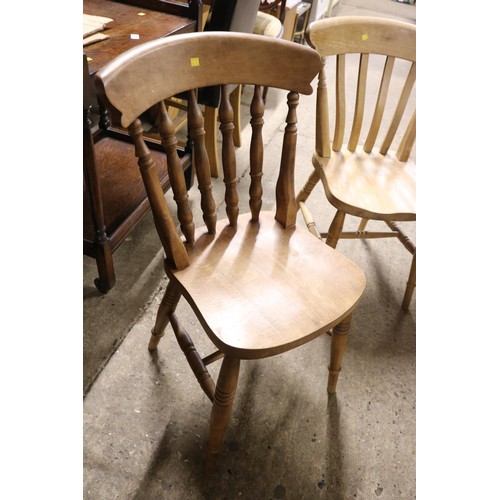 692 - Pine circular table with 5 chairs