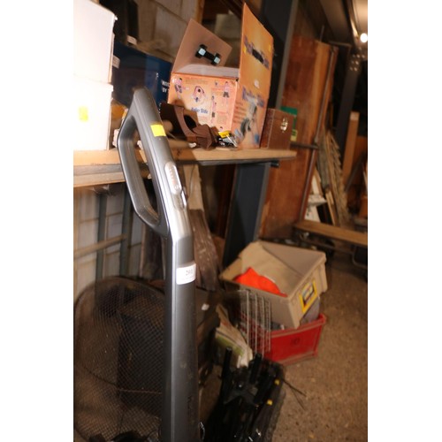 201 - Bosch hoover - warranted until 12 noon Tuesday following the above sale