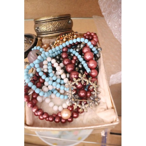 545 - Bag of costume jewellery