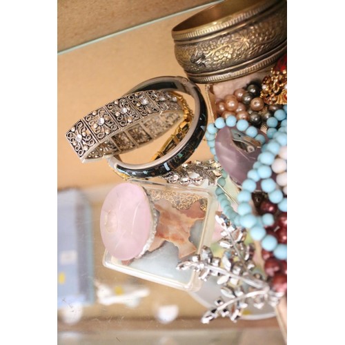 545 - Bag of costume jewellery