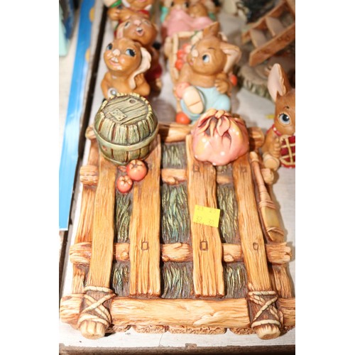 619 - Selectin of unboxed Pendelfin rabbits, ornaments, etc