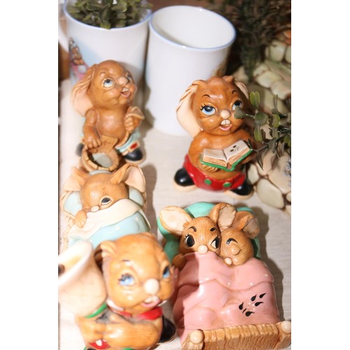 619 - Selectin of unboxed Pendelfin rabbits, ornaments, etc
