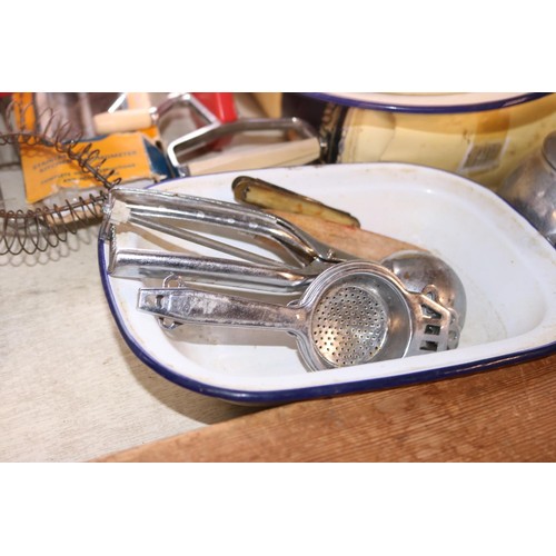 635 - Qty of kitchenalia