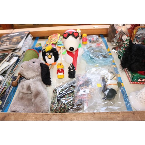 640 - Vintage toys - Action Man early clothes, hates, etc. Matchbox roller castle set, Star Wars bean set,... 