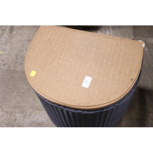 667 - Lloyd Loom laundry basket