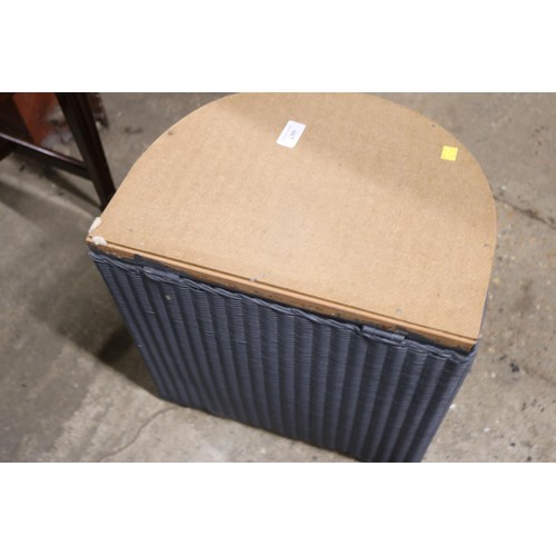 667 - Lloyd Loom laundry basket
