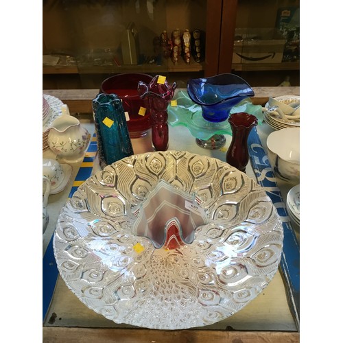 637 - Large peacock design glass centre bowl & coloured glass