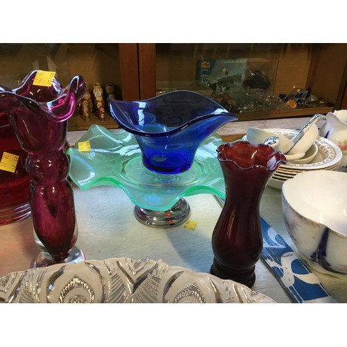 637 - Large peacock design glass centre bowl & coloured glass