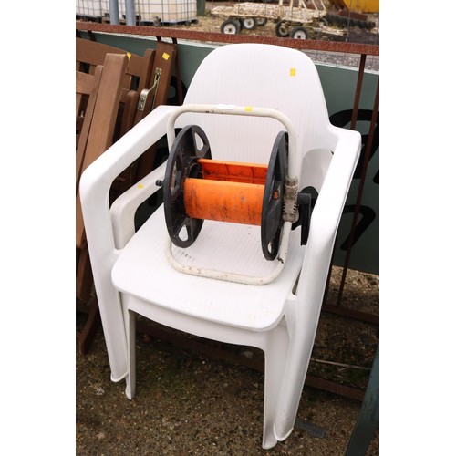 10 - 2 plastic garden chairs & hose reel