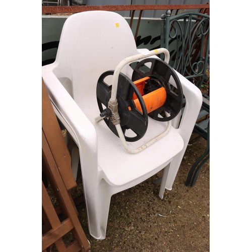 10 - 2 plastic garden chairs & hose reel