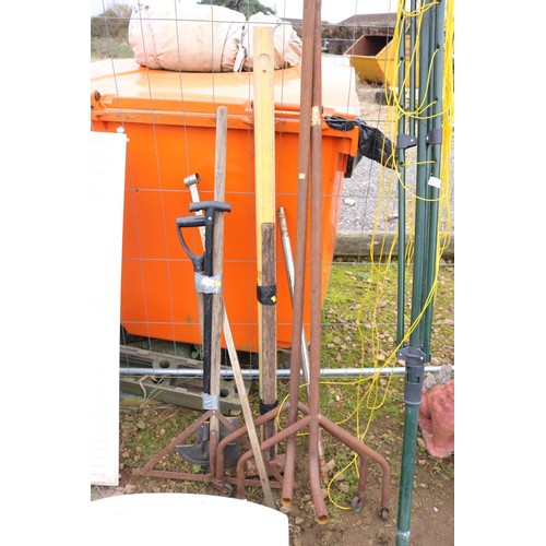 31 - 2 bundles of garden tools, incl sledge hammer & level