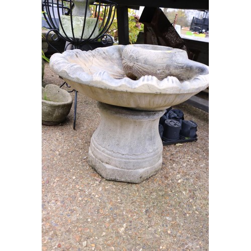 83 - Shell shape bird bath