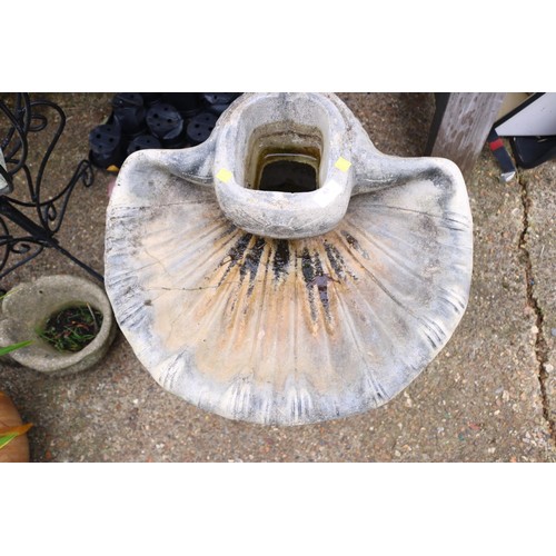 83 - Shell shape bird bath