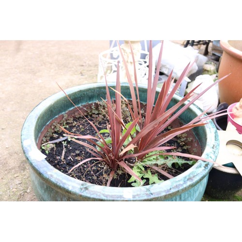 102 - Large green glazed pot