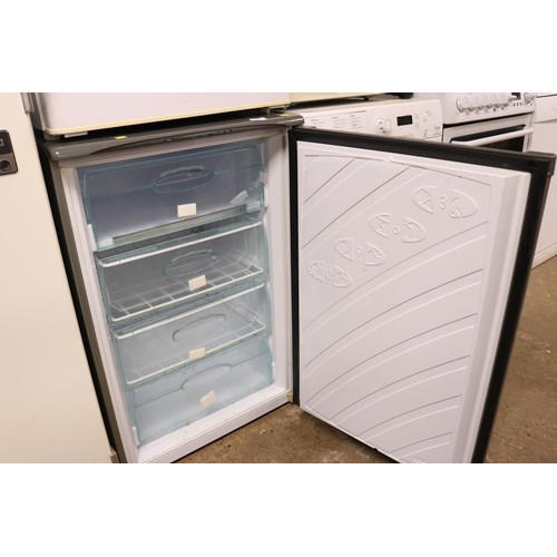 122 - Hotpoint freezer - warranted until 12 noon Tuesday following the above sale