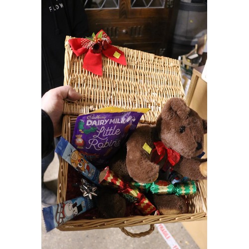 547 - Box of baskets, incl Christmas teddy in a basket