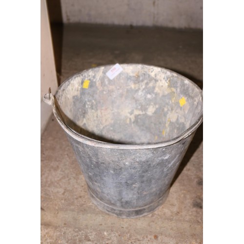 550 - Metal galvanised bucket