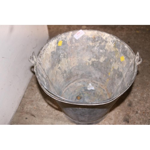 550 - Metal galvanised bucket