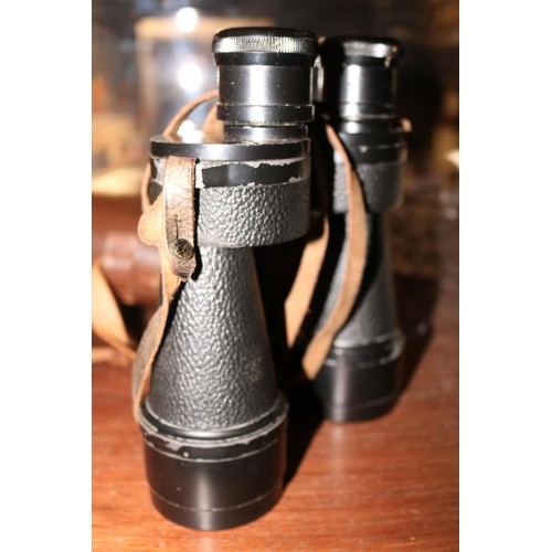 561 - 2 pairs of binoculars