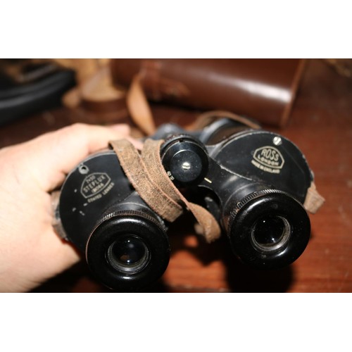 561 - 2 pairs of binoculars