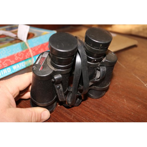 561 - 2 pairs of binoculars