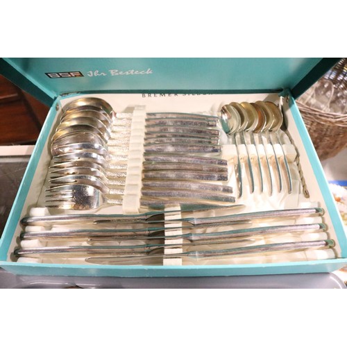 662 - Qty of cutlery