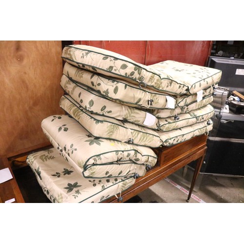 817 - Set of garden furniture cushions