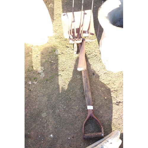 41 - Old garden tools (shovel, fork & prong thing)