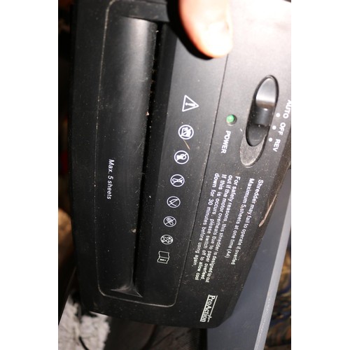 152 - Paper shredder - warranted until 12 noon Tuesday following the above sale