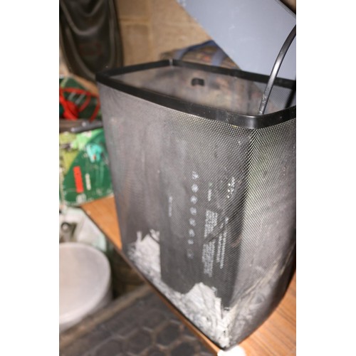 152 - Paper shredder - warranted until 12 noon Tuesday following the above sale
