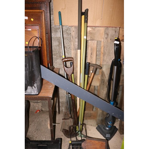 158 - 7 assorted gardening tools, incl hoes, forks, etc