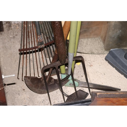 158 - 7 assorted gardening tools, incl hoes, forks, etc