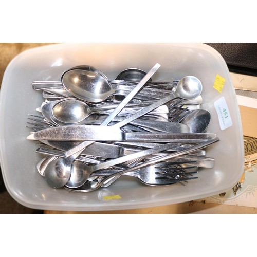 451 - Tub of stainless steel cutlery