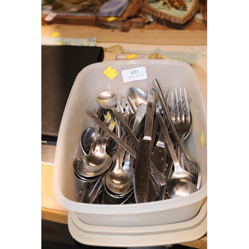 451 - Tub of stainless steel cutlery