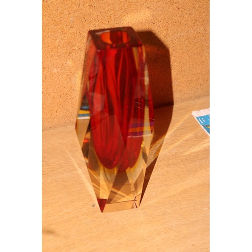 564A - Muranu unusual diamond cut outer glass vase with triple layered coloured glass inner - 50's sommerso... 