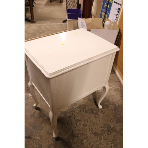 644 - 3 drawer bedside white chest