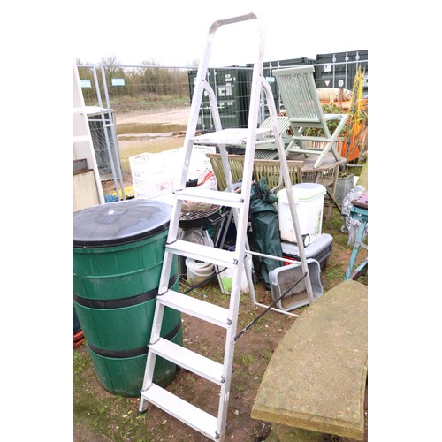 33 - Metal stepladder