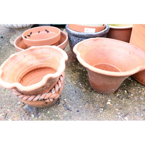 60 - Quantity of various plastic garden pots some large some small