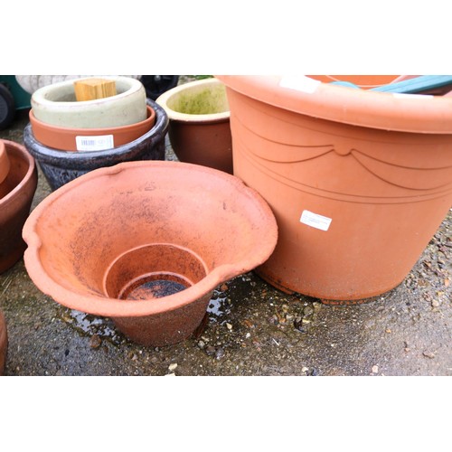 60 - Quantity of various plastic garden pots some large some small