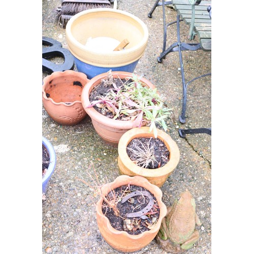 70 - 6 x various garden plant pots