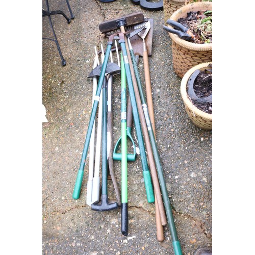 76 - Qty of garden tools