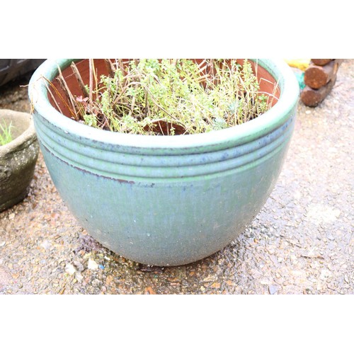 82 - Medium size green pardon  planter