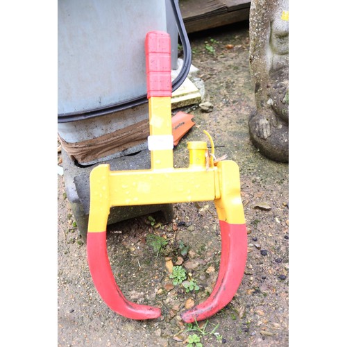 90 - Wheel clamp with keys